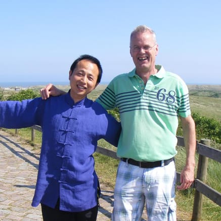 Peter, de man van Alda, met een man in een blauw Chinees jasje in de duinen